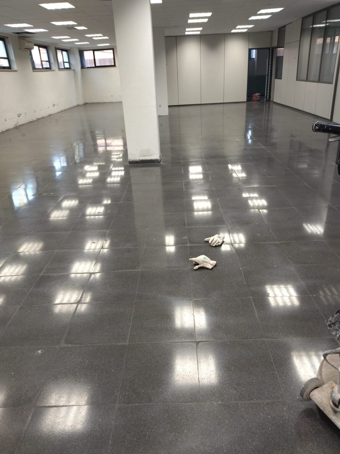Abordamos reformas integrales y parciales integrando albañilería, fontanería, electricidad, carpintería de madera, pladur, pintura e instalación de suelos; también realizamos impermeabilizaciones de tejados y mantenimiento de edificios.