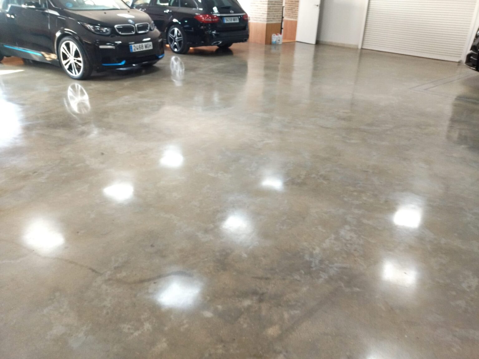 Abordamos reformas integrales y parciales integrando albañilería, fontanería, electricidad, carpintería de madera, pladur, pintura e instalación de suelos; también realizamos impermeabilizaciones de tejados y mantenimiento de edificios.