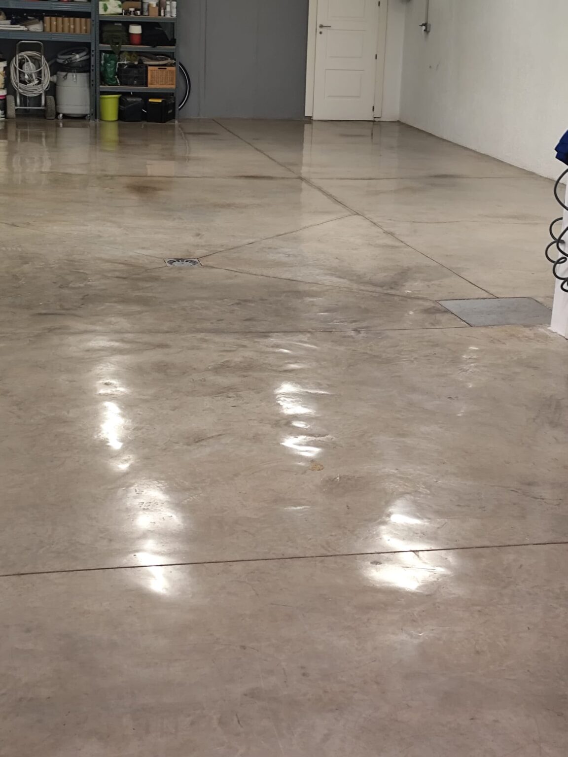 Abordamos reformas integrales y parciales integrando albañilería, fontanería, electricidad, carpintería de madera, pladur, pintura e instalación de suelos; también realizamos impermeabilizaciones de tejados y mantenimiento de edificios.