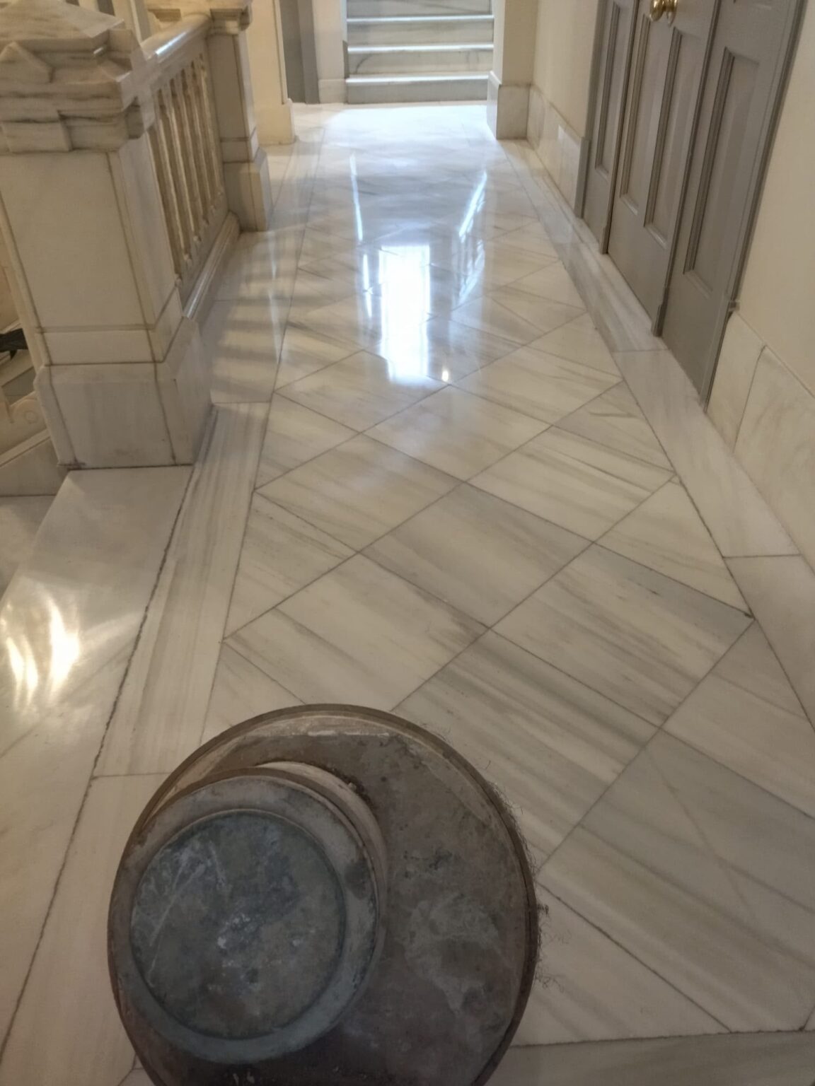 Abordamos reformas integrales y parciales integrando albañilería, fontanería, electricidad, carpintería de madera, pladur, pintura e instalación de suelos; también realizamos impermeabilizaciones de tejados y mantenimiento de edificios.