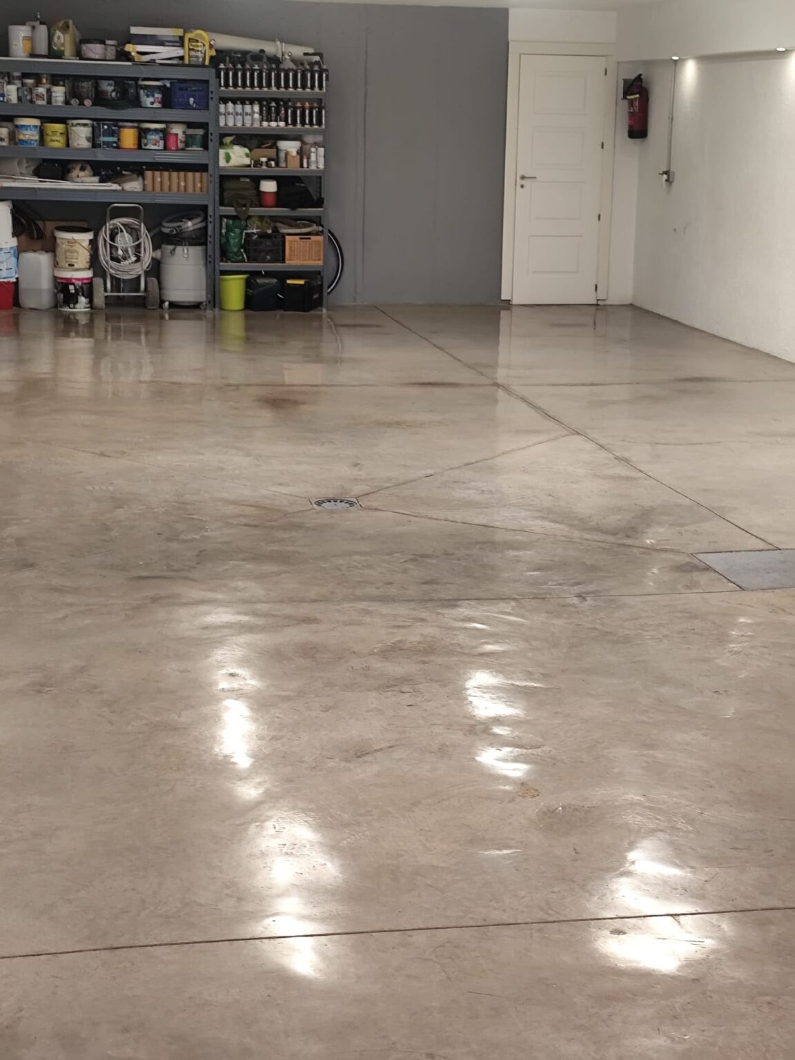 Abordamos reformas integrales y parciales integrando albañilería, fontanería, electricidad, carpintería de madera, pladur, pintura e instalación de suelos; también realizamos impermeabilizaciones de tejados y mantenimiento de edificios.