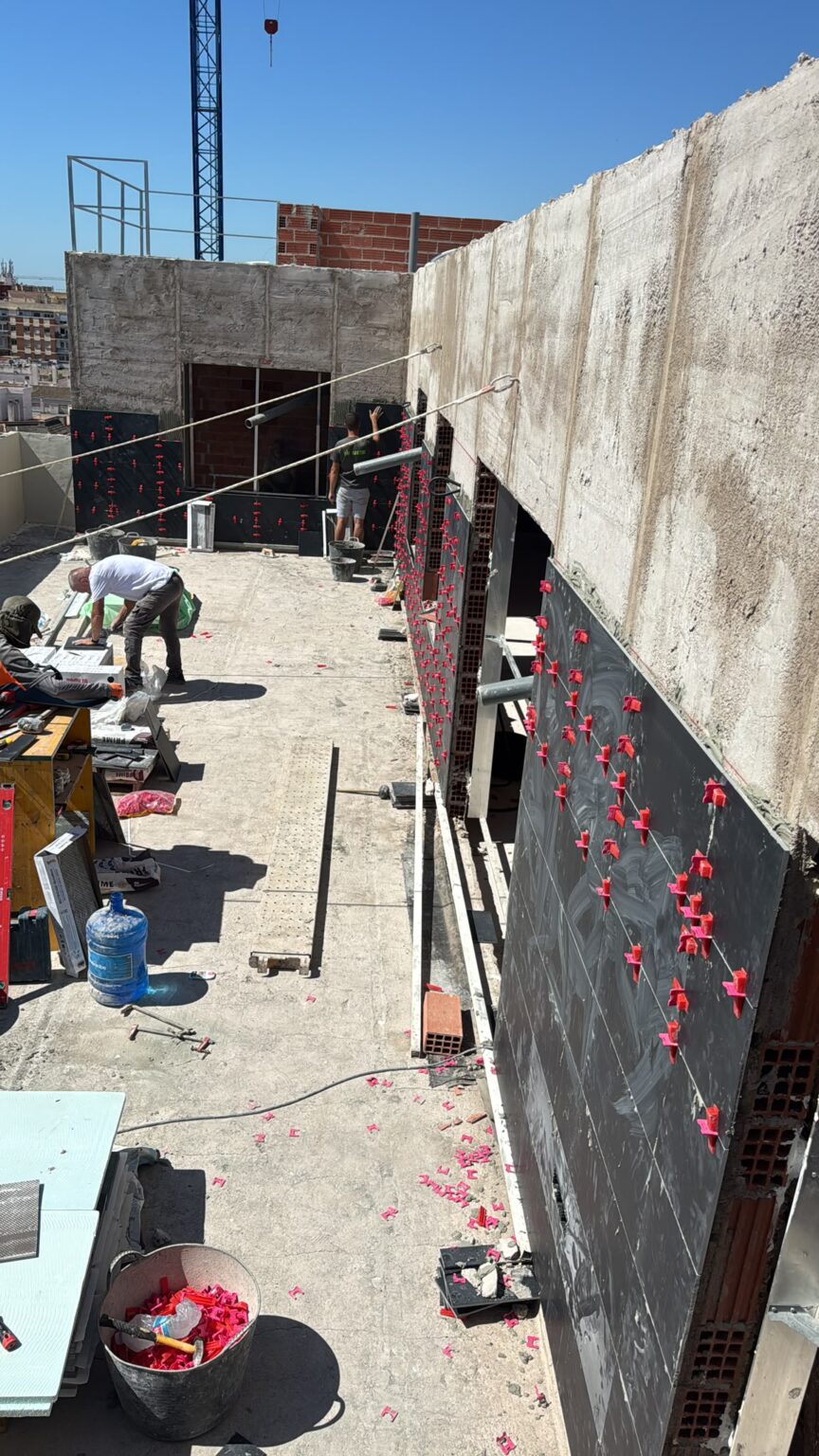 Abordamos reformas integrales y parciales integrando albañilería, fontanería, electricidad, carpintería de madera, pladur, pintura e instalación de suelos; también realizamos impermeabilizaciones de tejados y mantenimiento de edificios.