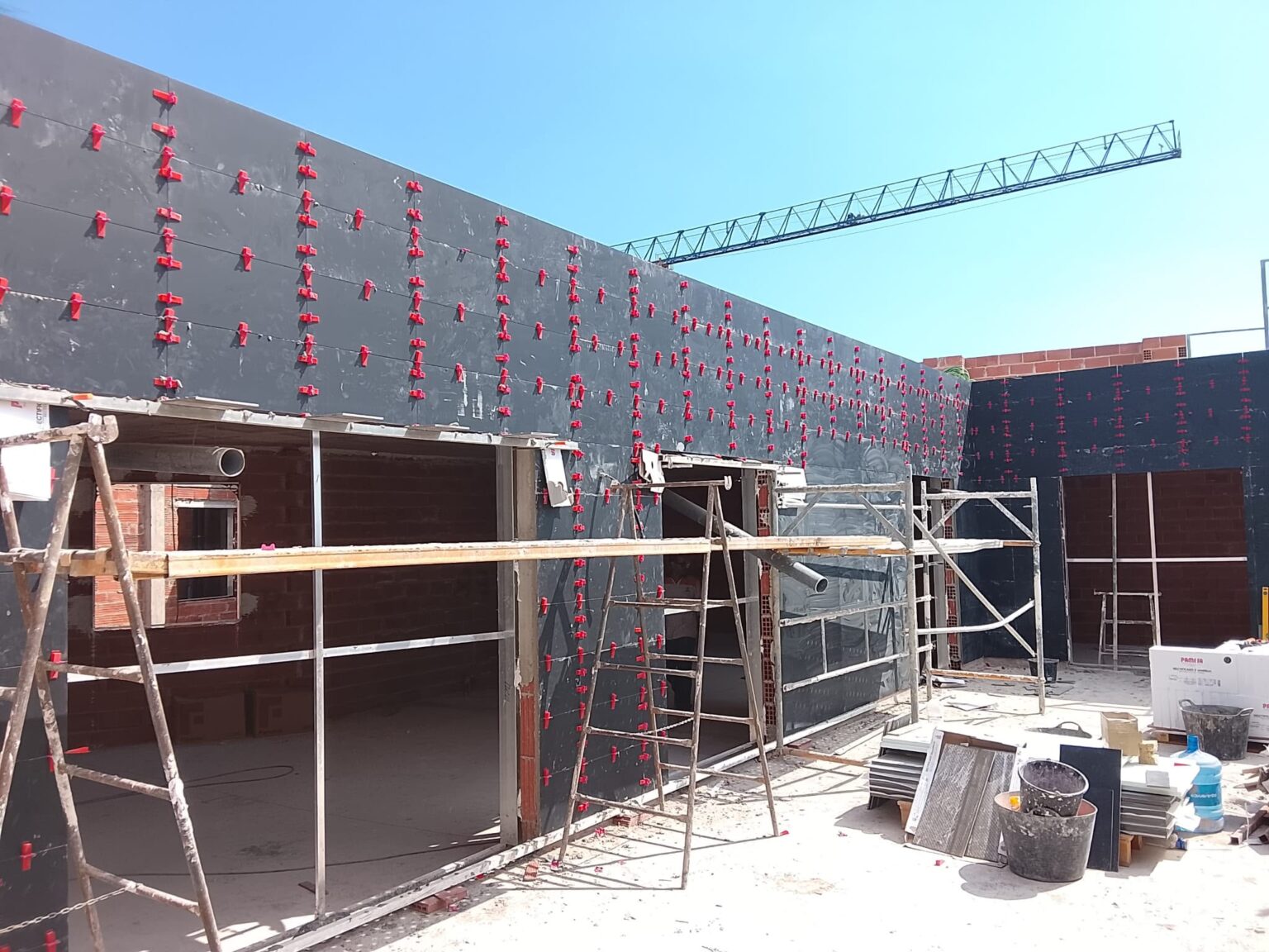 Abordamos reformas integrales y parciales integrando albañilería, fontanería, electricidad, carpintería de madera, pladur, pintura e instalación de suelos; también realizamos impermeabilizaciones de tejados y mantenimiento de edificios.