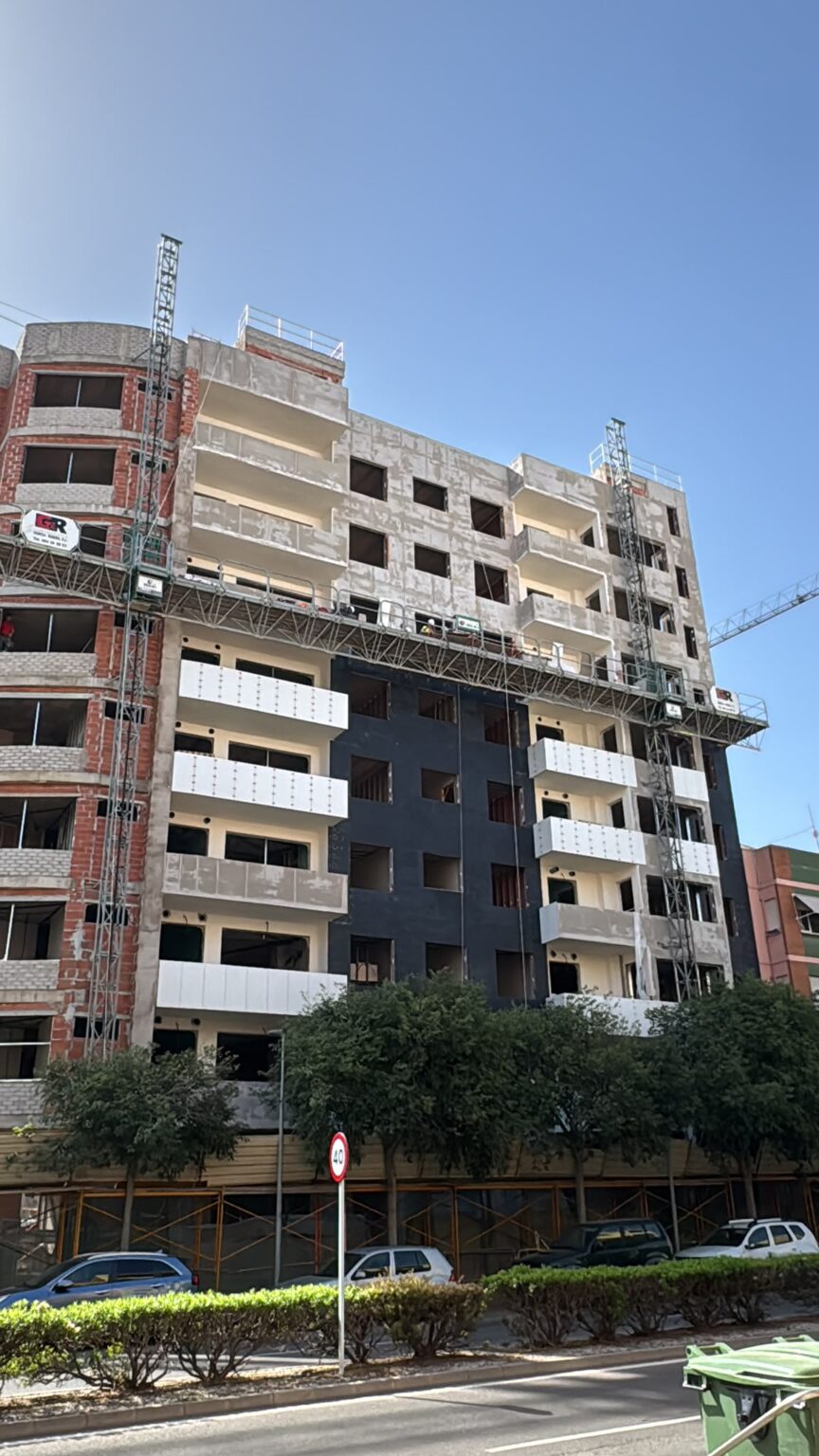 Abordamos reformas integrales y parciales integrando albañilería, fontanería, electricidad, carpintería de madera, pladur, pintura e instalación de suelos; también realizamos impermeabilizaciones de tejados y mantenimiento de edificios.