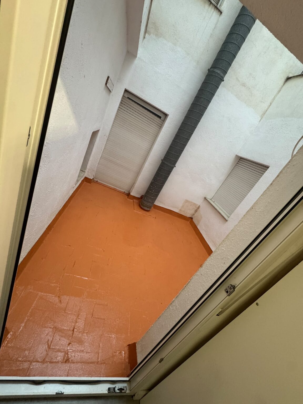 Abordamos reformas integrales y parciales integrando albañilería, fontanería, electricidad, carpintería de madera, pladur, pintura e instalación de suelos; también realizamos impermeabilizaciones de tejados y mantenimiento de edificios.
