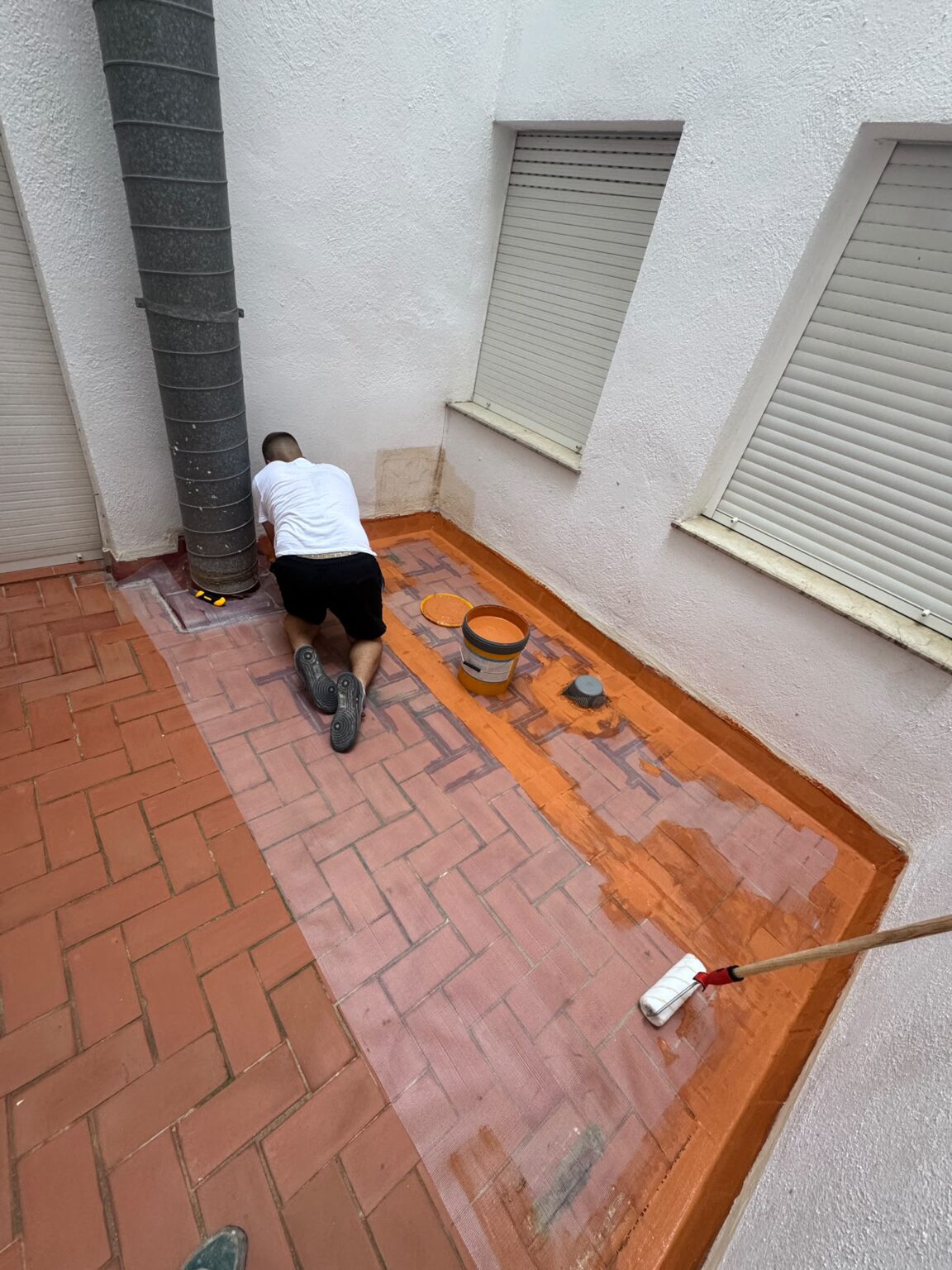 Abordamos reformas integrales y parciales integrando albañilería, fontanería, electricidad, carpintería de madera, pladur, pintura e instalación de suelos; también realizamos impermeabilizaciones de tejados y mantenimiento de edificios.