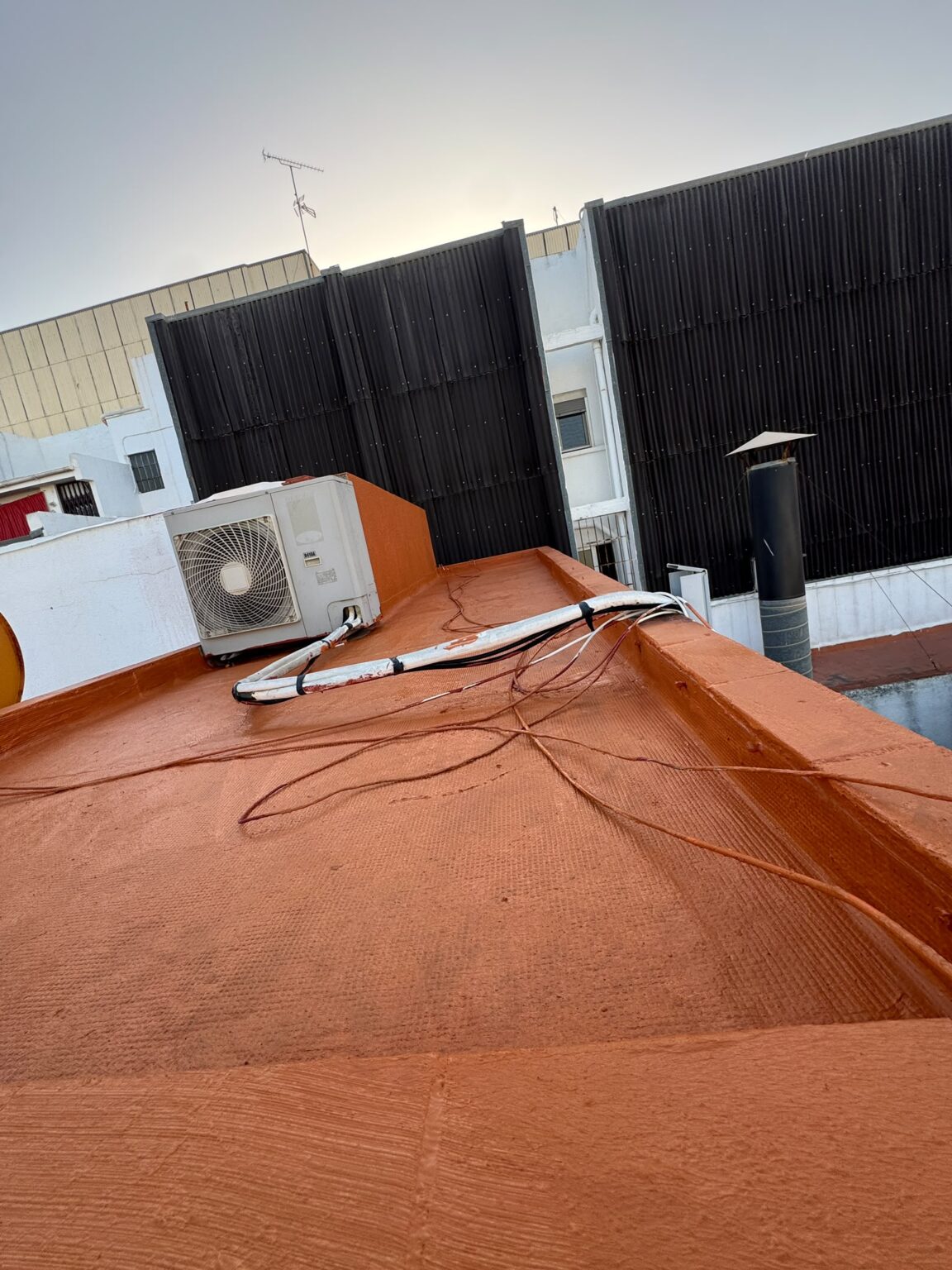 Abordamos reformas integrales y parciales integrando albañilería, fontanería, electricidad, carpintería de madera, pladur, pintura e instalación de suelos; también realizamos impermeabilizaciones de tejados y mantenimiento de edificios.