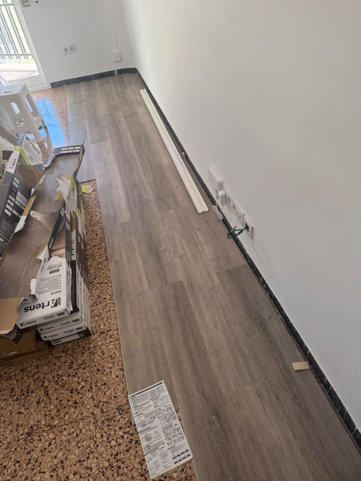 Abordamos reformas integrales y parciales integrando albañilería, fontanería, electricidad, carpintería de madera, pladur, pintura e instalación de suelos; también realizamos impermeabilizaciones de tejados y mantenimiento de edificios.