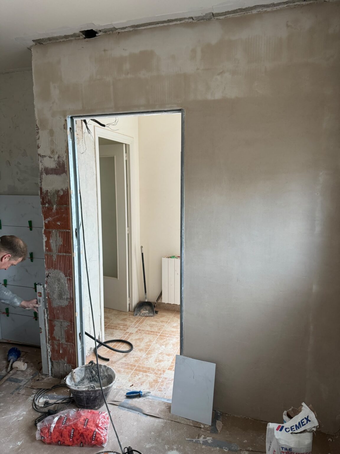Abordamos reformas integrales y parciales integrando albañilería, fontanería, electricidad, carpintería de madera, pladur, pintura e instalación de suelos; también realizamos impermeabilizaciones de tejados y mantenimiento de edificios.