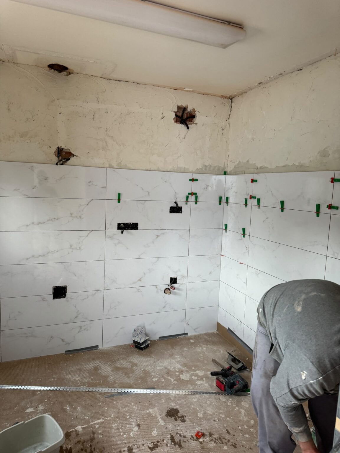 Replanteamos sanitarios, actualizamos tuberías, renovamos alicatados y suelos, e instalamos platos de ducha antideslizantes con mamparas estables y grifería eficiente.