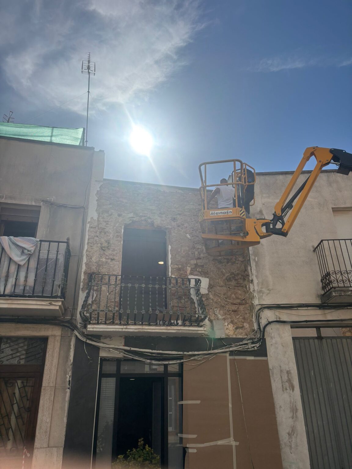 Abordamos reformas integrales y parciales integrando albañilería, fontanería, electricidad, carpintería de madera, pladur, pintura e instalación de suelos; también realizamos impermeabilizaciones de tejados y mantenimiento de edificios.